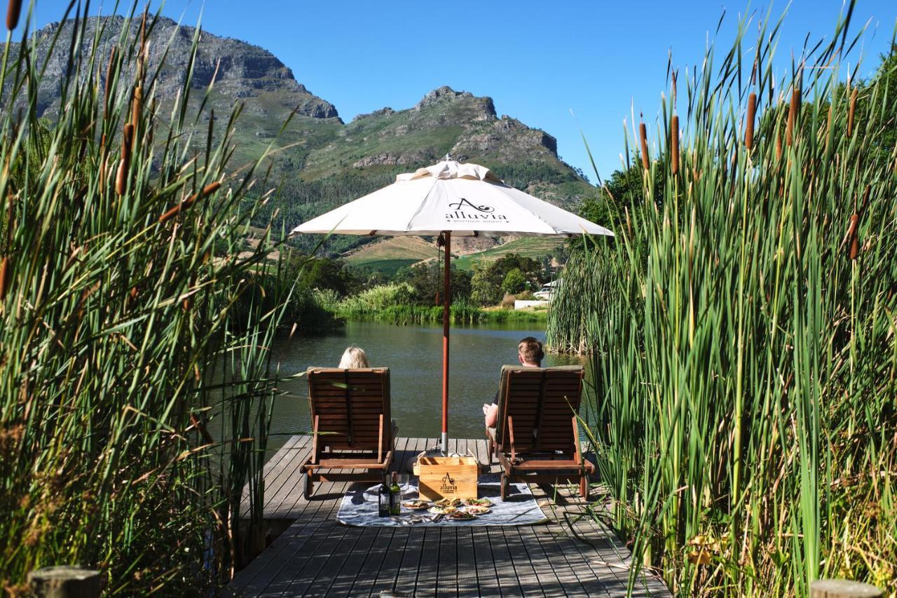 Alluvia Boutique Winery & Luxury Accommodation Stellenbosch Kültér fotó The deck at the restaurant