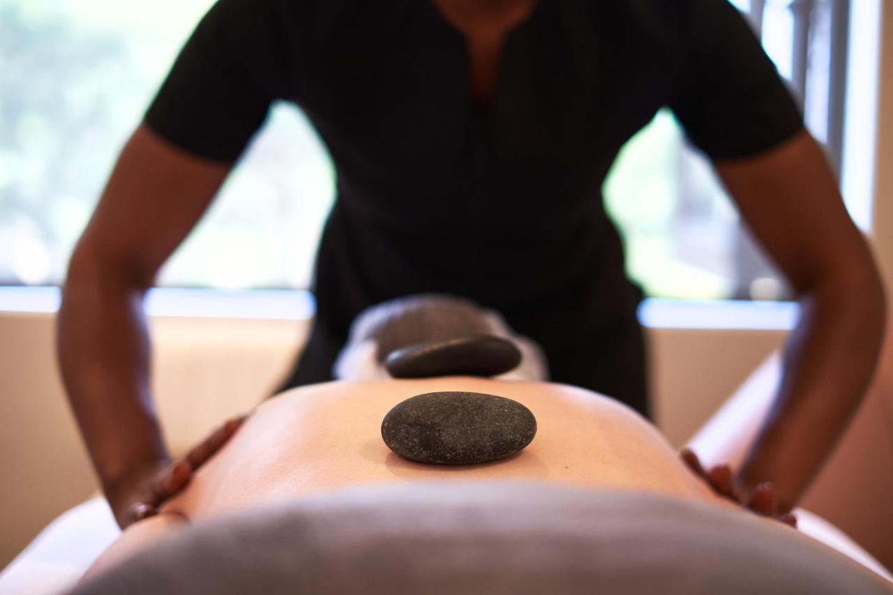 Alluvia Boutique Winery & Luxury Accommodation Stellenbosch Kültér fotó Hot stone massage