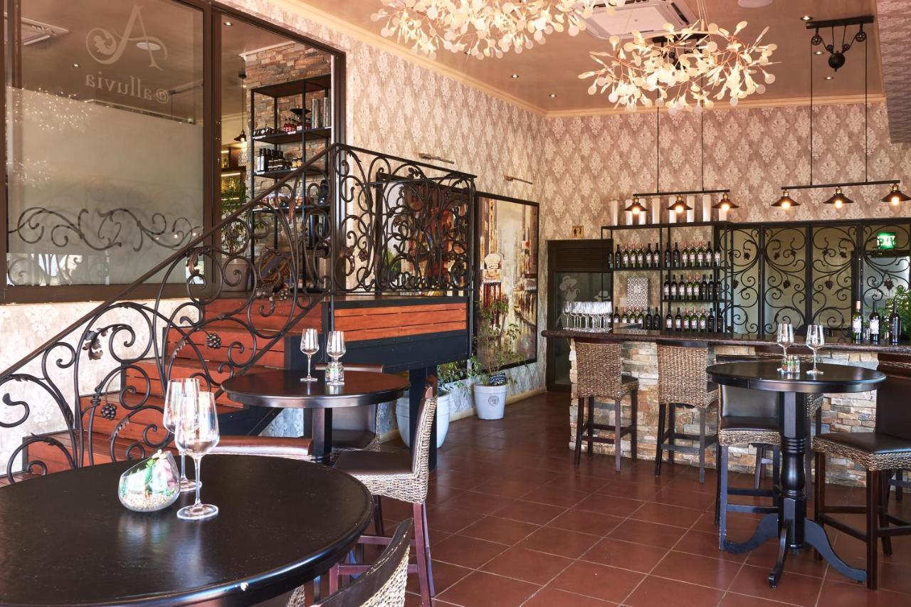 Alluvia Boutique Winery & Luxury Accommodation Stellenbosch Kültér fotó The interior of the wine bar