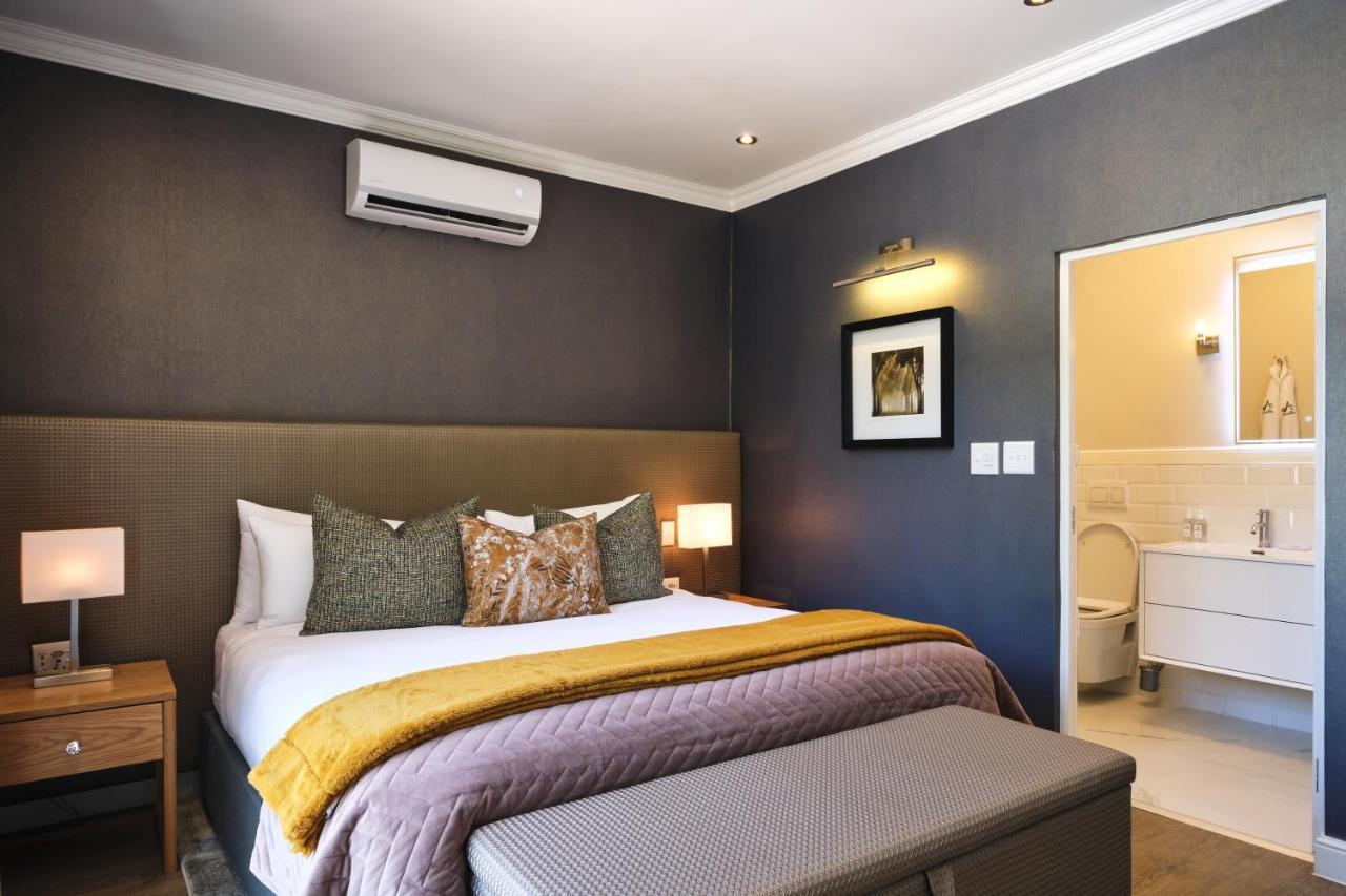 Alluvia Boutique Winery & Luxury Accommodation Stellenbosch Kültér fotó A bedroom at the Cape Heritage