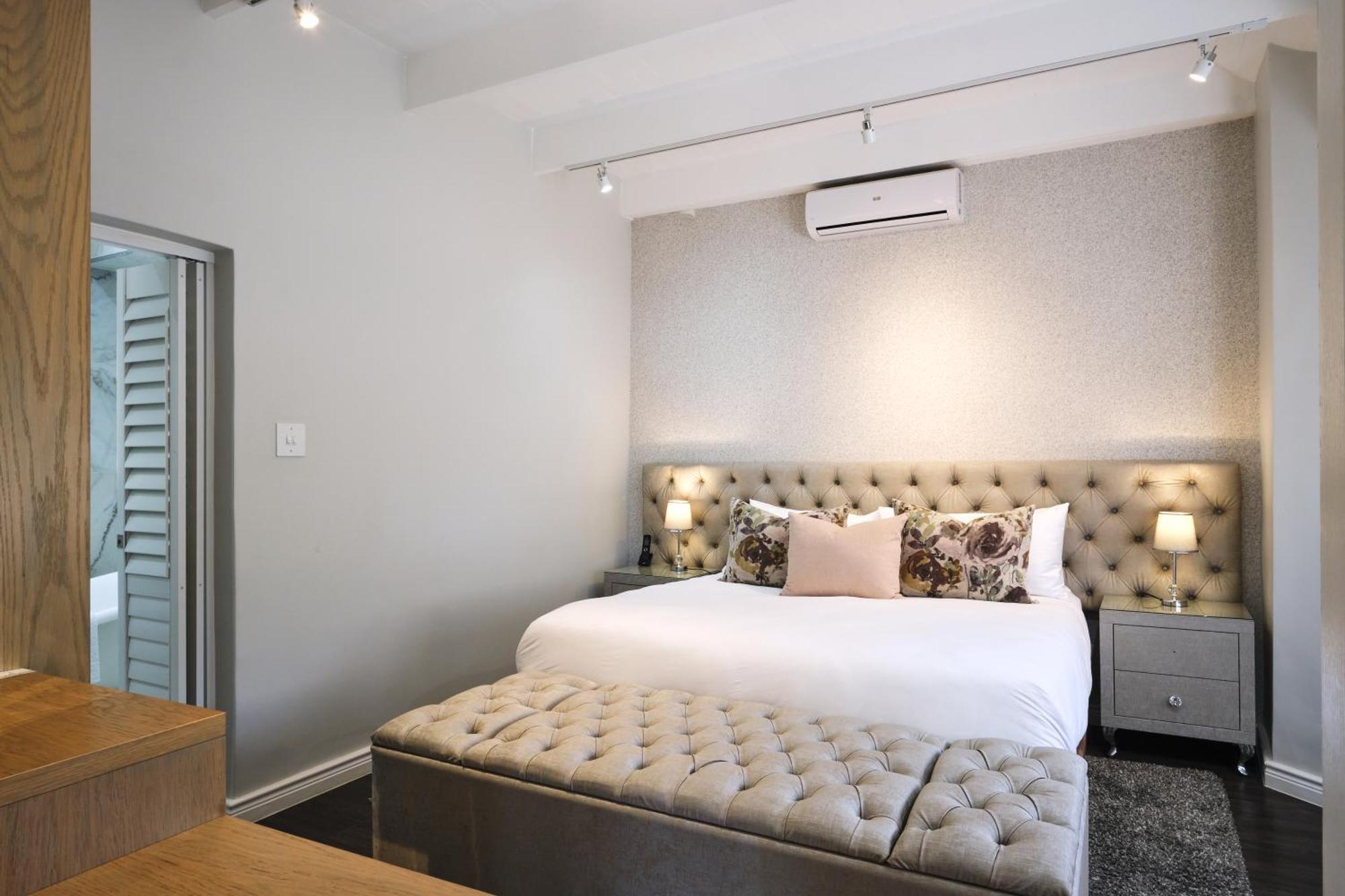 Alluvia Boutique Winery & Luxury Accommodation Stellenbosch Szoba fotó A bedroom at the Cape Heritage