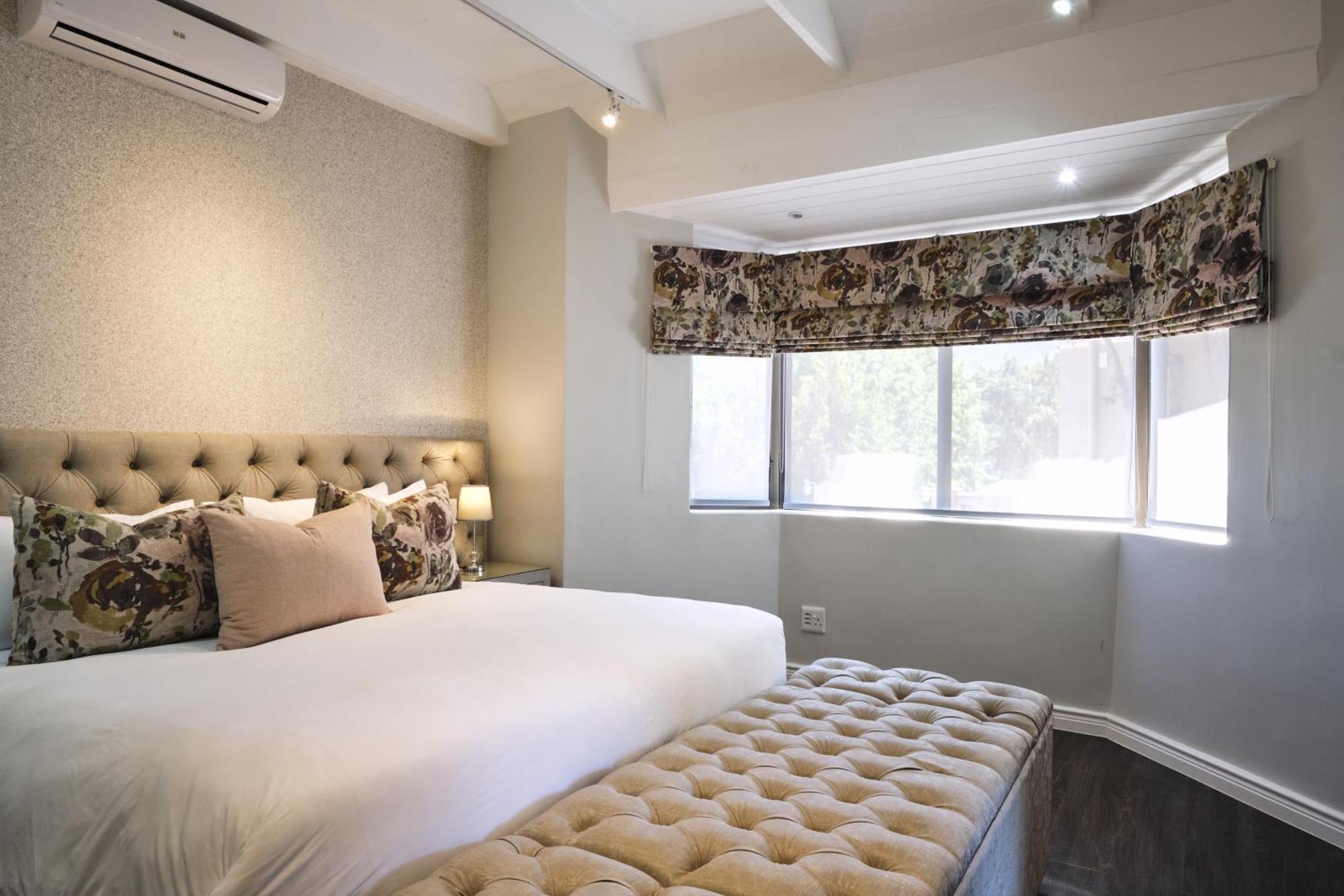 Alluvia Boutique Winery & Luxury Accommodation Stellenbosch Szoba fotó A bedroom with a window valance