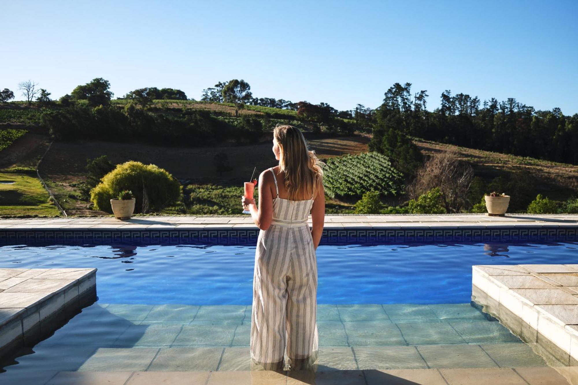 Alluvia Boutique Winery & Luxury Accommodation Stellenbosch Szoba fotó A woman standing by a pool