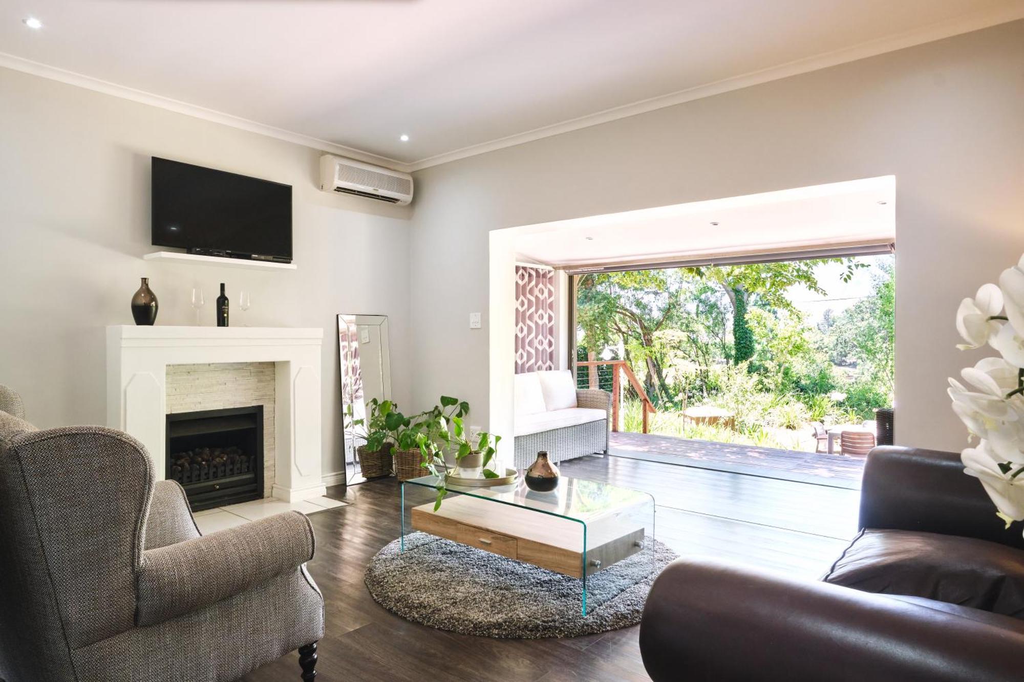 Alluvia Boutique Winery & Luxury Accommodation Stellenbosch Szoba fotó A living room with a fireplace