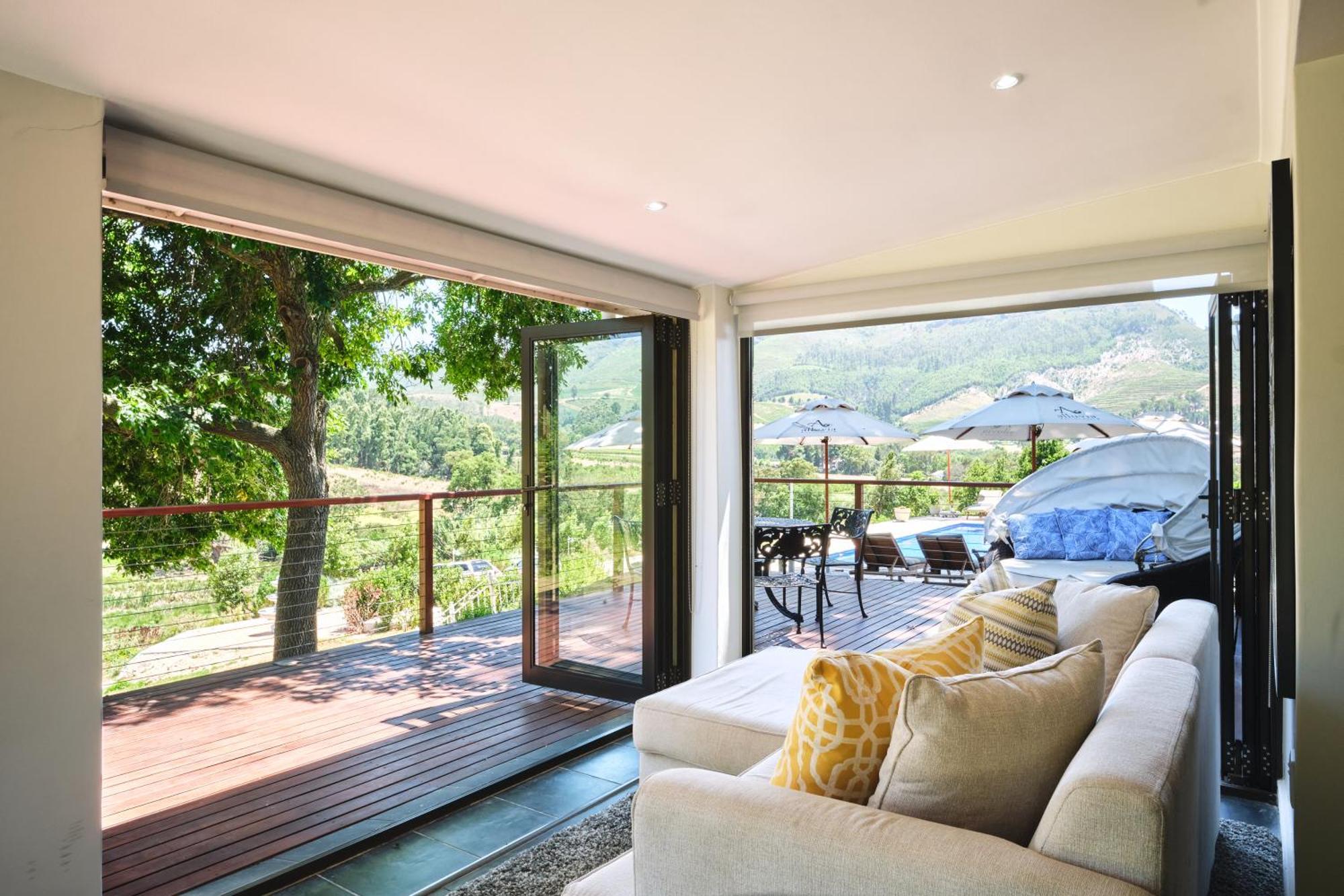 Alluvia Boutique Winery & Luxury Accommodation Stellenbosch Szoba fotó A living room with a view of the vineyard