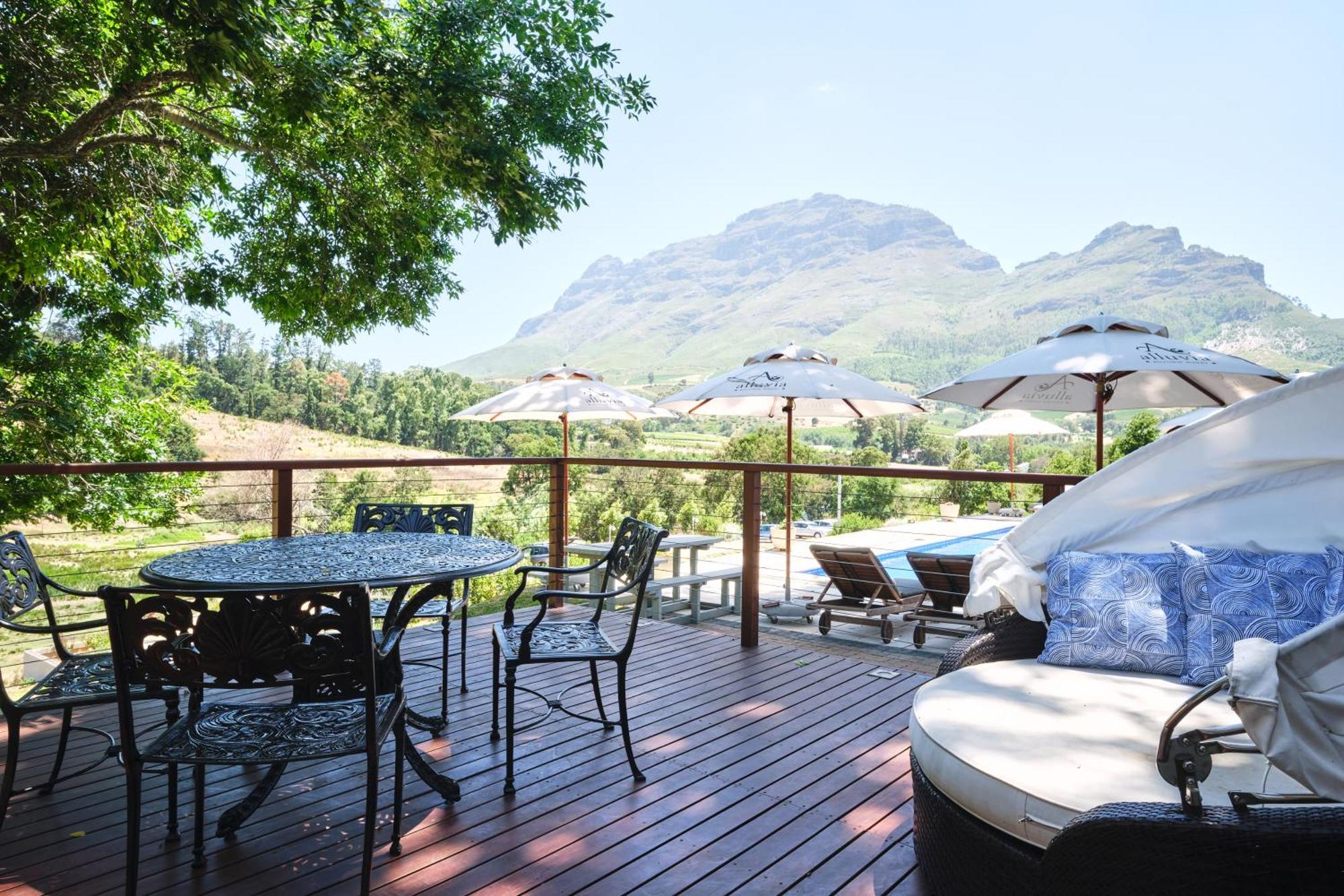 Alluvia Boutique Winery & Luxury Accommodation Stellenbosch Szoba fotó View of the Hot Tub at the Spa at La Motte