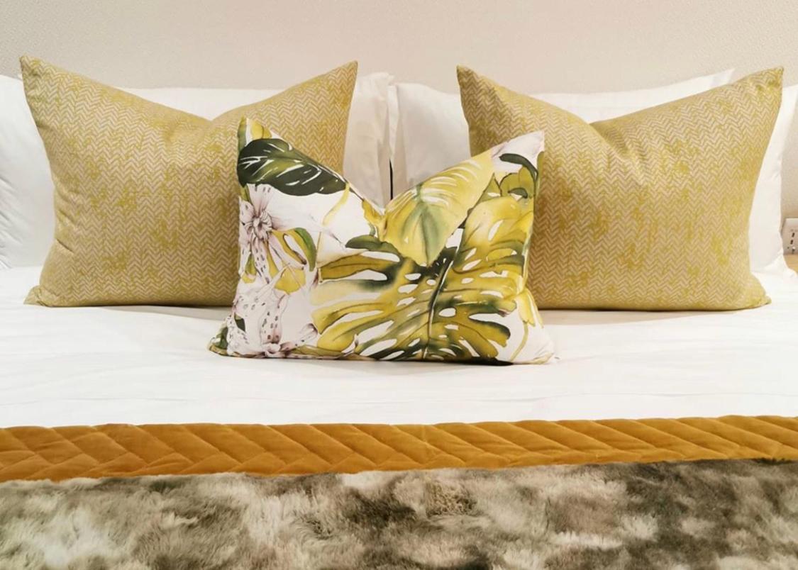Alluvia Boutique Winery & Luxury Accommodation Stellenbosch Szoba fotó A bed with decorative pillows