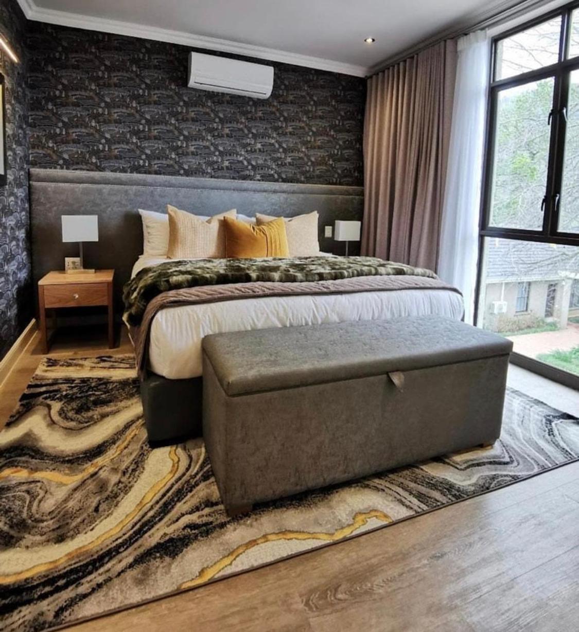 Alluvia Boutique Winery & Luxury Accommodation Stellenbosch Szoba fotó A bedroom with a storage bench