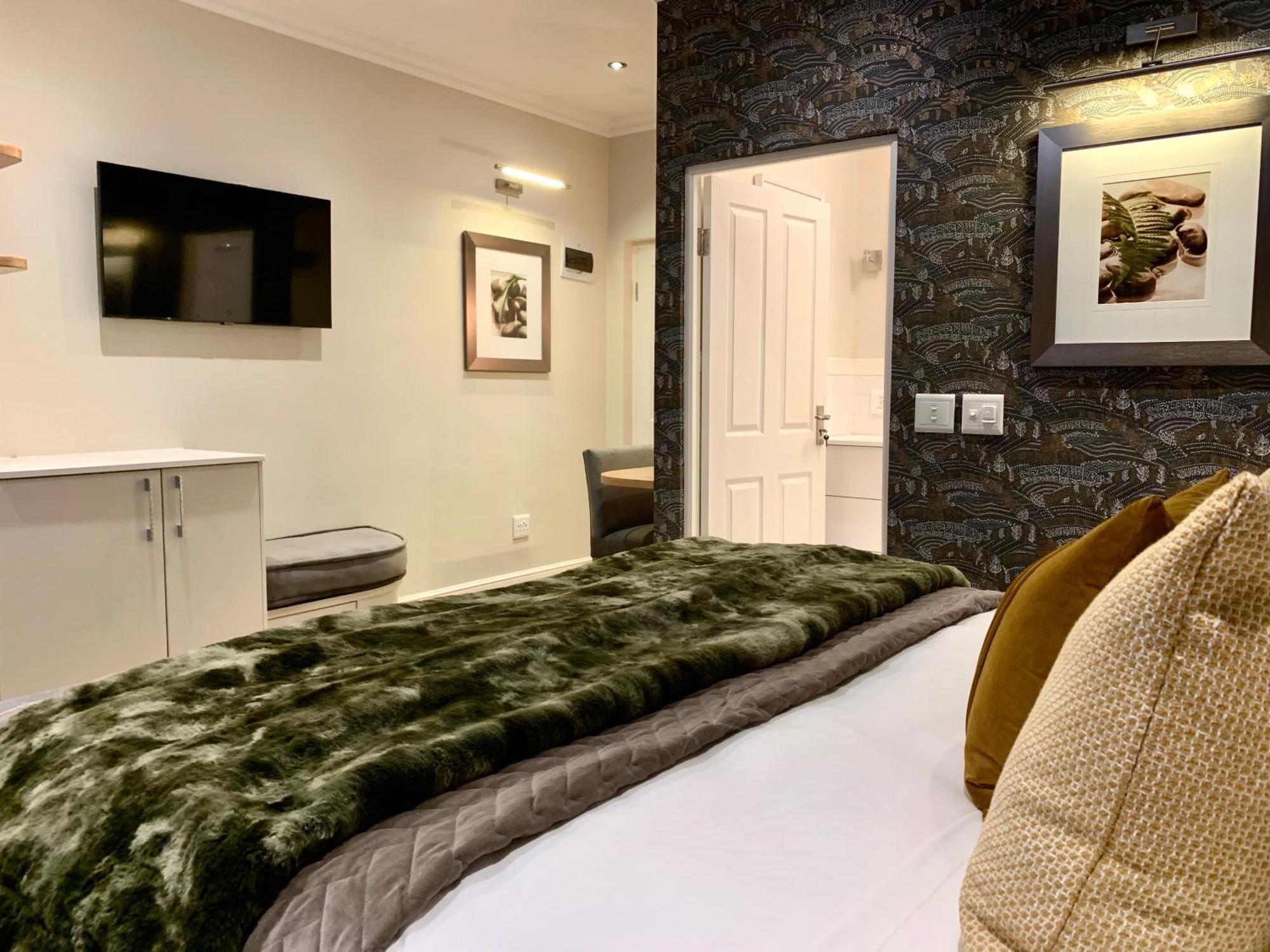Alluvia Boutique Winery & Luxury Accommodation Stellenbosch Szoba fotó A bedroom at the hotel